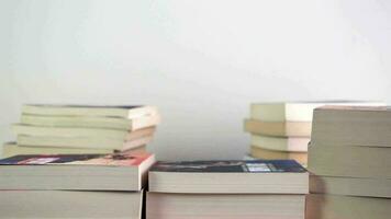 groeit stack van boeken timelapse video