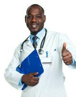 retrato de un sonriente masculino médico participación un bloc y dedo arriba en blanco foto