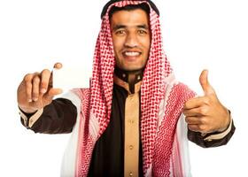 joven sonriente árabe demostración negocio tarjeta en mano aislado en blanco foto