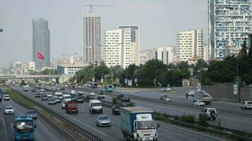 lapso de tiempo ver de el tráfico de carros cruce el autopista en un moderno ciudad, grande ciudades son consiguiendo atestado, y usado carros contaminar el ambiente con perjudicial gases video