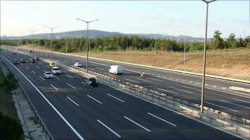 lapso de tiempo ver de vehículos conducción en el verde autopista en un soleado día, público autobuses y carros, ellos principalmente preferir el tierra ruta a alcanzar el lugares ellos será Vamos con personas video