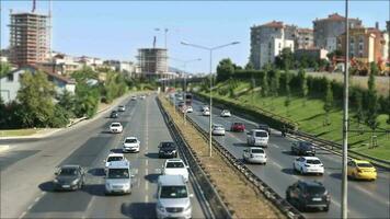 imagen de tráfico en el la carretera paso Entre edificios en el ciudad, el privilegiado vehículos para tierra transporte son por lo general carros video