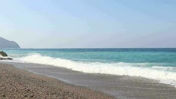 zee golven in Antalya strand, mediterraan, kalkoen video