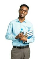 contento africano americano Universidad estudiante con libros y botella de agua en su manos en pie en blanco foto