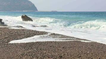 mare onde nel antalya spiaggia, mediterraneo video