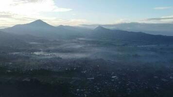 schön Aussicht Sonnenaufgang Berg natürlich Drohne Indonesien video