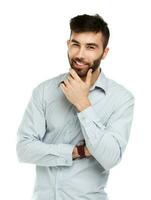 un joven barbado hombre sonriente aislado en blanco foto