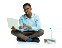 contento africano americano Universidad estudiante con computadora portátil, libros y botella de agua sentado en blanco foto