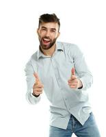 un joven barbado hombre sonriente con un dedo arriba aislado en blanco foto