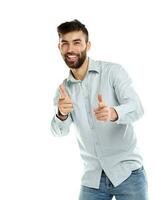 un joven barbado hombre sonriente con un dedos arriba aislado en blanco foto