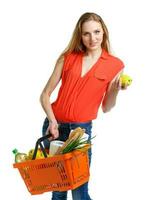 contento mujer participación un cesta lleno de sano alimento. compras foto