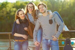 sonriente amigos teniendo divertido al aire libre foto