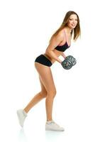 hermosa atlético mujer con pesas haciendo deporte ejercicio, aislado en blanco foto