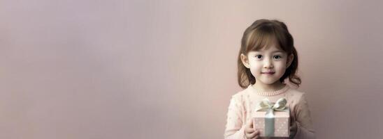 linda pequeño asiático niña con regalo caja en rosado pastel fondo, creado con generativo ai foto
