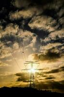 un campo con electricidad polos foto