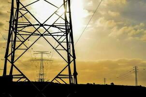 un campo con electricidad polos foto