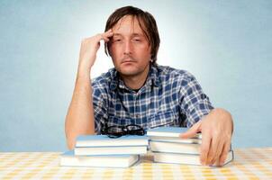 cansado hombre con libros foto