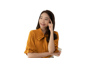 portret Aziatisch mooi meisje op zoek blanco ruimte geïsoleerd achtergrond. gelukkig vrouw kijken Aan iets. jong vrouw staand richten vinger zijwaarts, aanplakbord, invoering, advertentie, ruimte png