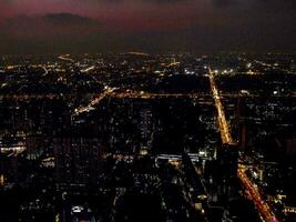 un paisaje urbano a noche foto