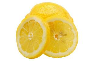 limón cortar en un medio. Fresco y jugoso amarillo limón en rebanada. limón sin antecedentes. limón rebanadas foto