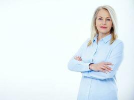 mujer de negocios aislada en blanco. mujeres bonitas felices foto