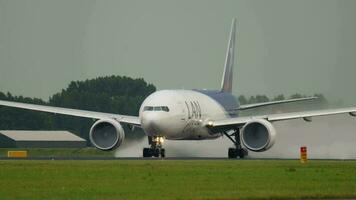 Amsterdam, de Nederland juli 24, 2017 - lan lading boeing 777 n776la versnellen voordat vertrek Bij polderbaan 36l, regenachtig het weer, schiphol luchthaven, Amsterdam, Holland video