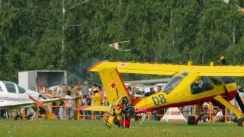 novosibirsk, federación rusa 28 de julio de 2019 - moto parapentes en exhibición aérea en el aeródromo de mochische unnm video