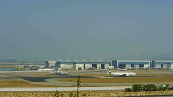 hong kong 09 novembre 2019 - timelapse de l'aéroport international de hong kong chek lap kok, vue depuis l'île de lantau video