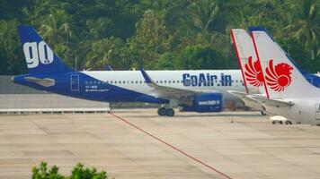 phuket, thailand november 29, 2019 - goair gå flygbolag flygbuss a320 vt wgb tryckande tillbaka innan avresa. se från de topp golv av de hotell nära flygplats video