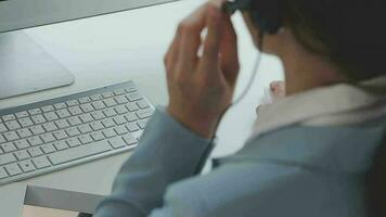 Jeune client un service représentant portant casque dans Bureau video