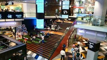 Singapour funane 2 juin 2022. gens relaxant sur escalier dans funane vente au détail centre commercial bâtiments video