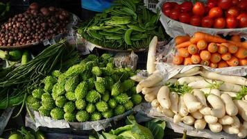 verdure fresche che vendono al mercato locale a Dhaka video