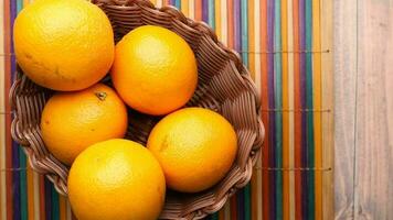 fechar acima do fatia do laranja fruta dentro uma tigela . video