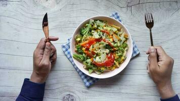 jeune homme avec une fourchette en attente d'une assiette pleine de légumes video