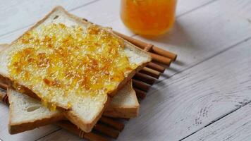 fruta naranja untada en un pan en la mesa video