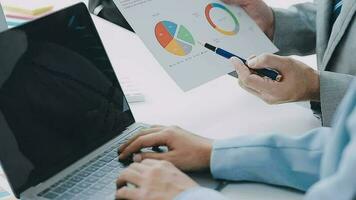 analistas financeiros analisam relatórios financeiros de negócios em um projeto de investimento de planejamento de tablet digital durante uma discussão em uma reunião de empresas mostrando os resultados de seu trabalho em equipe bem-sucedido. video