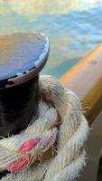 schließen oben von Boot Trosse während Reisen auf Wasser Vertikale Video