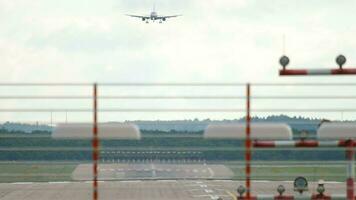 grandes tomada, frente Visão do uma avião aterrissagem às düsseldorf aeroporto video