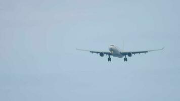 avion de ligne a abaissé ses atterrissage équipement et est approchant à terre à le aéroport video