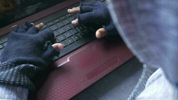 mano di hacker che ruba dati dal laptop dall'alto verso il basso video