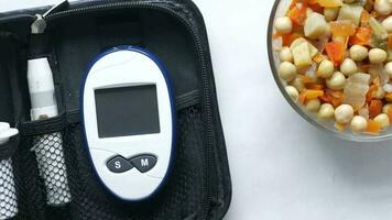 man's hand- zetten glucose meter in een klein zak video