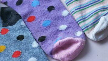 Chaussettes pour enfants multicolores sur table video