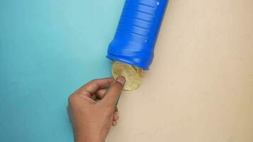 men hand pick potato chip from a plastic container on table video