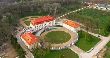 kreisförmig Flug und Antenne Aussicht auf mit Blick auf Wiederherstellung von das historisch Schloss oder Palast in der Nähe von See video