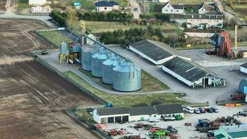 aéreo ver terminado agroindustrial complejo con silos y grano el secado línea video