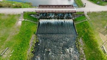 antenne visie Aan dam slot sluis Aan rivier- onstuimig waterval. video