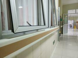 hospital pared pretil sirve como un secundario herramienta para pacientes en que lleva fuera terapia caminando alrededor el hospital corredor foto