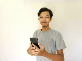Guau y sorpresa cara asiático hombre utilizar teléfono inteligente con Copiar espacio de anuncio foto