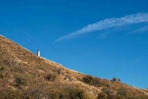 soleado tarde en el Cáucaso montañas. mediodía en el Cáucaso montañas. medieval torre en otoño montaña Pendiente antecedentes. ingushetia región. foto