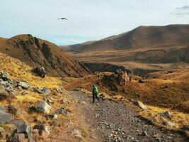 pesado trekking en sendero solo Cáucaso rocas solo trekking en el montañas. viaje fotógrafo estilo de vida, excursionismo difícil pista, aventuras concepto en otoño vacaciones. foto